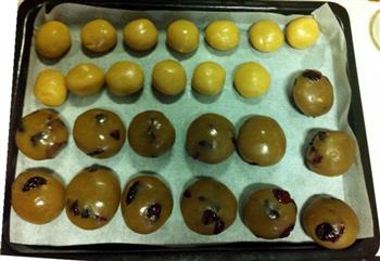 莲蓉蔓越莓广式月饼怎么做，莲蓉蔓越莓广式月饼怎么做好吃，莲蓉蔓越莓广式月饼做法