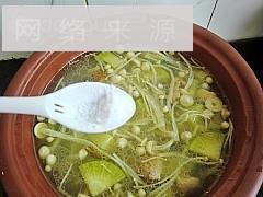 青萝卜煲鸭腿怎么做，青萝卜煲鸭腿怎么做好吃，青萝卜煲鸭腿做法