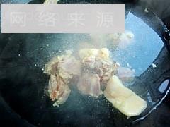 青萝卜煲鸭腿怎么做，青萝卜煲鸭腿怎么做好吃，青萝卜煲鸭腿做法