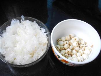 夏季养颜甜品-紫薯银耳莲子羹怎么做，夏季养颜甜品-紫薯银耳莲子羹怎么做好吃，夏季养颜甜品-紫薯银耳莲子羹做法
