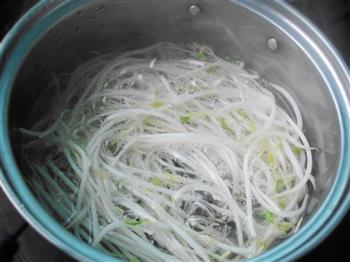 泰式鸡肉菠菜沙拉怎么做，泰式鸡肉菠菜沙拉怎么做好吃，泰式鸡肉菠菜沙拉做法