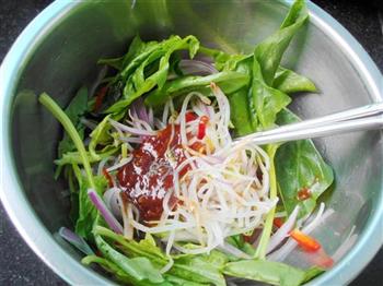 泰式鸡肉菠菜沙拉怎么做，泰式鸡肉菠菜沙拉怎么做好吃，泰式鸡肉菠菜沙拉做法