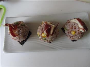 火腿红米肉松饭团怎么做，火腿红米肉松饭团怎么做好吃，火腿红米肉松饭团做法