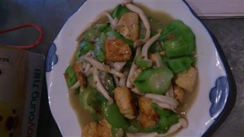 丝瓜白玉菇炒豆腐怎么做，丝瓜白玉菇炒豆腐怎么做好吃，丝瓜白玉菇炒豆腐做法