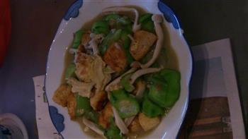 丝瓜白玉菇炒豆腐怎么做，丝瓜白玉菇炒豆腐怎么做好吃，丝瓜白玉菇炒豆腐做法
