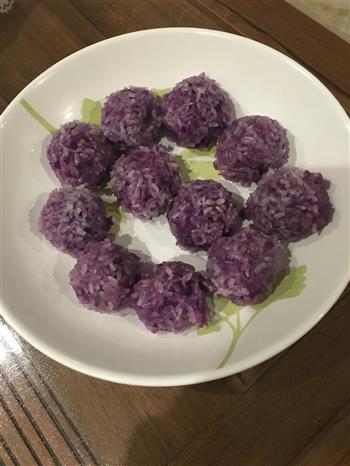紫薯豆沙糯米丸子怎么做，紫薯豆沙糯米丸子怎么做好吃，紫薯豆沙糯米丸子做法