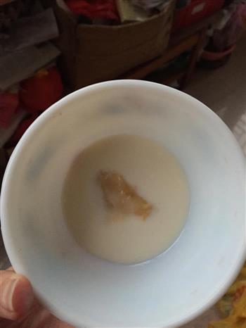牛奶石蜂糖炖花胶怎么做，牛奶石蜂糖炖花胶怎么做好吃，牛奶石蜂糖炖花胶做法