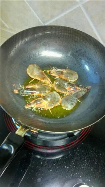 草菌酱油油焖大虾怎么做，草菌酱油油焖大虾怎么做好吃，草菌酱油油焖大虾做法