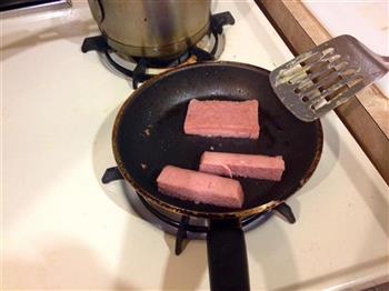 午餐肉三明治怎么做，午餐肉三明治怎么做好吃，午餐肉三明治做法