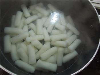 白蟹炒年糕怎么做，白蟹炒年糕怎么做好吃，白蟹炒年糕做法