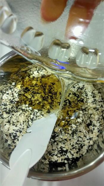 黑芝麻燕麦能量棒怎么做，黑芝麻燕麦能量棒怎么做好吃，黑芝麻燕麦能量棒做法