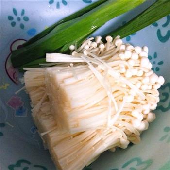 铁板鲜鱿金针菇怎么做，铁板鲜鱿金针菇怎么做好吃，铁板鲜鱿金针菇做法