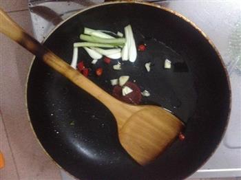 豌豆炒蒜苗怎么做，豌豆炒蒜苗怎么做好吃，豌豆炒蒜苗做法