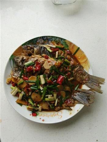 干烧鲫鱼怎么做，干烧鲫鱼怎么做好吃，干烧鲫鱼做法