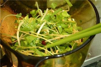 泰式芒果鲜虾沙拉怎么做，泰式芒果鲜虾沙拉怎么做好吃，泰式芒果鲜虾沙拉做法