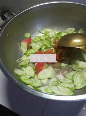 丝瓜粉丝豆腐汤怎么做，丝瓜粉丝豆腐汤怎么做好吃，丝瓜粉丝豆腐汤做法