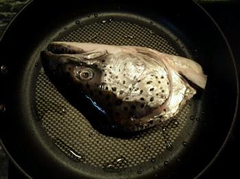 三文鱼头炖豆腐怎么做，三文鱼头炖豆腐怎么做好吃，三文鱼头炖豆腐做法