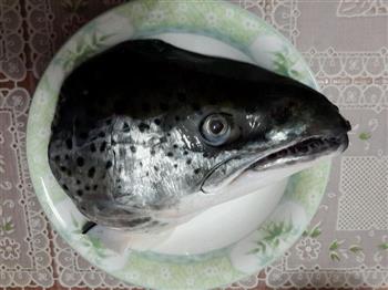 三文鱼头炖豆腐怎么做，三文鱼头炖豆腐怎么做好吃，三文鱼头炖豆腐做法