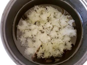 桃胶银耳桂圆莲子羹怎么做，桃胶银耳桂圆莲子羹怎么做好吃，桃胶银耳桂圆莲子羹做法