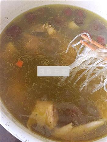 红枣香菇炖鸡汤怎么做，红枣香菇炖鸡汤怎么做好吃，红枣香菇炖鸡汤做法