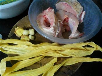腐竹焖草鱼怎么做，腐竹焖草鱼怎么做好吃，腐竹焖草鱼做法