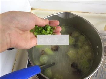 丝瓜木耳粉丝汤怎么做，丝瓜木耳粉丝汤怎么做好吃，丝瓜木耳粉丝汤做法
