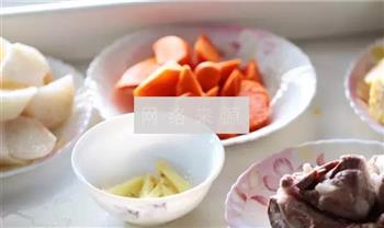 玉米山药排骨汤怎么做，玉米山药排骨汤怎么做好吃，玉米山药排骨汤做法
