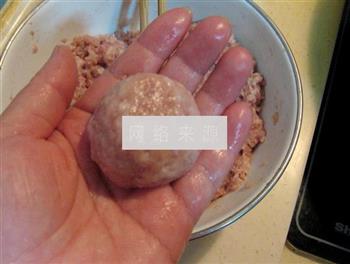 猪肉莲藕丸子金针汤怎么做，猪肉莲藕丸子金针汤怎么做好吃，猪肉莲藕丸子金针汤做法
