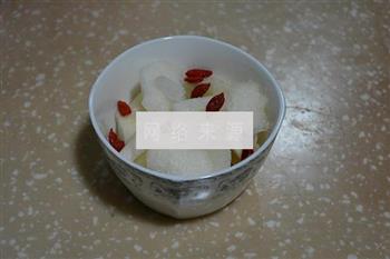 冰糖枸杞炖雪梨怎么做，冰糖枸杞炖雪梨怎么做好吃，冰糖枸杞炖雪梨做法