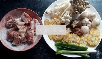 玉米排骨菌菇汤怎么做，玉米排骨菌菇汤怎么做好吃，玉米排骨菌菇汤做法