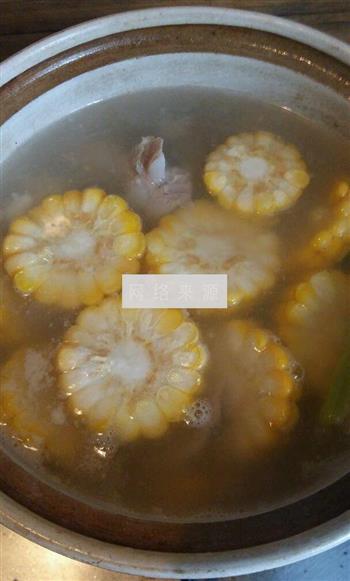玉米排骨菌菇汤怎么做，玉米排骨菌菇汤怎么做好吃，玉米排骨菌菇汤做法