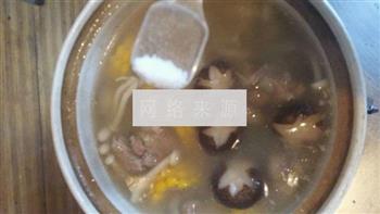 玉米排骨菌菇汤怎么做，玉米排骨菌菇汤怎么做好吃，玉米排骨菌菇汤做法