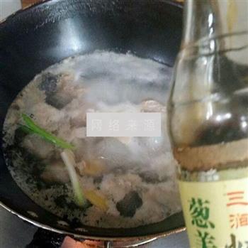 玉米排骨菌菇汤怎么做，玉米排骨菌菇汤怎么做好吃，玉米排骨菌菇汤做法