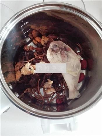 菌菇鸡汤怎么做，菌菇鸡汤怎么做好吃，菌菇鸡汤做法