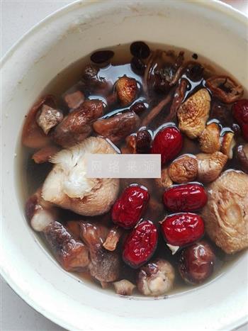 菌菇鸡汤怎么做，菌菇鸡汤怎么做好吃，菌菇鸡汤做法