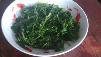 凉拌芹菜叶怎么做，凉拌芹菜叶怎么做好吃，凉拌芹菜叶做法