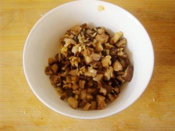 蛋黄香菇肉粽怎么做，蛋黄香菇肉粽怎么做好吃，蛋黄香菇肉粽做法