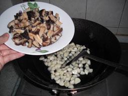 八宝咸蛋黄肉粽子怎么做，八宝咸蛋黄肉粽子怎么做好吃，八宝咸蛋黄肉粽子做法
