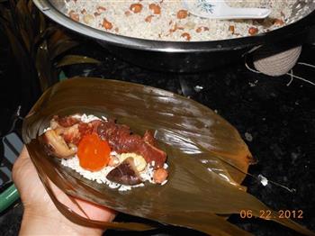 广式花生蛋黄粽怎么做，广式花生蛋黄粽怎么做好吃，广式花生蛋黄粽做法