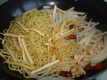 鸡肉炒黄面怎么做，鸡肉炒黄面怎么做好吃，鸡肉炒黄面做法