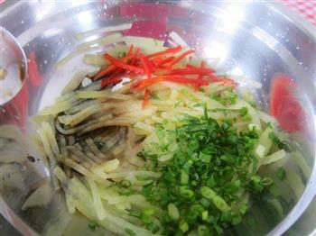 凉拌香辣土豆丝怎么做，凉拌香辣土豆丝怎么做好吃，凉拌香辣土豆丝做法