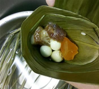 莲子蛋黄肉粽怎么做，莲子蛋黄肉粽怎么做好吃，莲子蛋黄肉粽做法