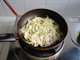 肉丝尖椒土豆饼怎么做，肉丝尖椒土豆饼怎么做好吃，肉丝尖椒土豆饼做法