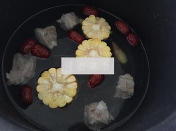 玉米红枣排骨汤怎么做，玉米红枣排骨汤怎么做好吃，玉米红枣排骨汤做法