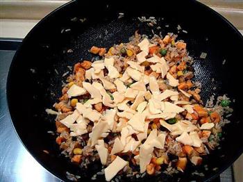 烤鸡焗饭披萨怎么做，烤鸡焗饭披萨怎么做好吃，烤鸡焗饭披萨做法