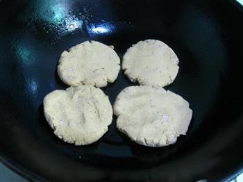 玉米面贴饼子怎么做，玉米面贴饼子怎么做好吃，玉米面贴饼子做法