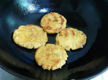 玉米面贴饼子怎么做，玉米面贴饼子怎么做好吃，玉米面贴饼子做法