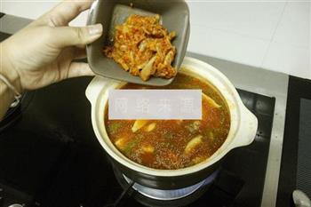 热辣辣牛肉泡菜汤怎么做，热辣辣牛肉泡菜汤怎么做好吃，热辣辣牛肉泡菜汤做法