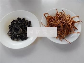金针菜木耳骨汤怎么做，金针菜木耳骨汤怎么做好吃，金针菜木耳骨汤做法