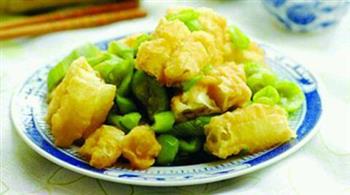 油条烧丝瓜怎么做，油条烧丝瓜怎么做好吃，油条烧丝瓜做法